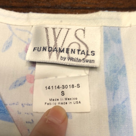 White Swan Scrub Top Small - Picture 2 of 13